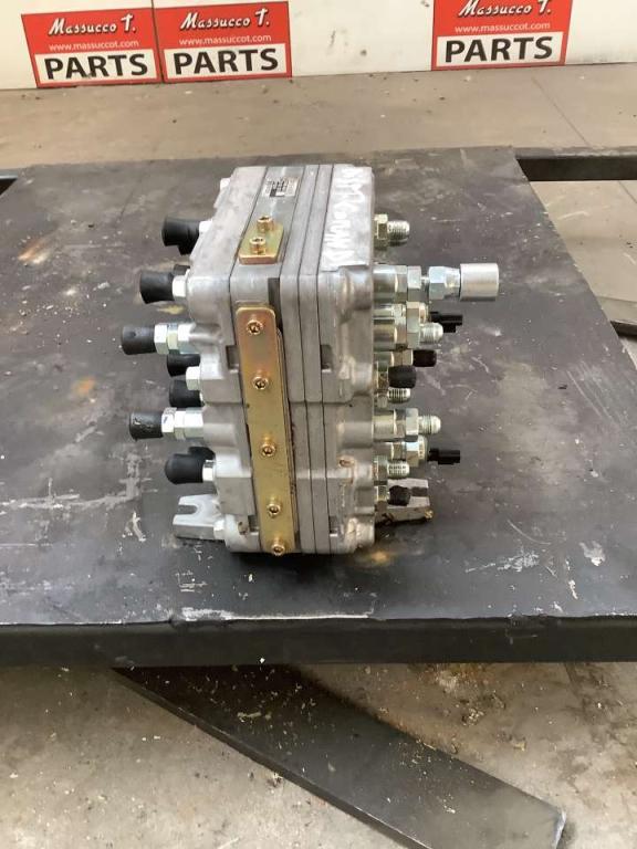Distribuidor hidraulico para Hitachi ZX135US-7 Foto 2
