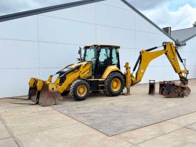 Caterpillar 427F2 - Telescopic / 6/1 Bucket + Forks + Hammer vendida por Boss Machinery