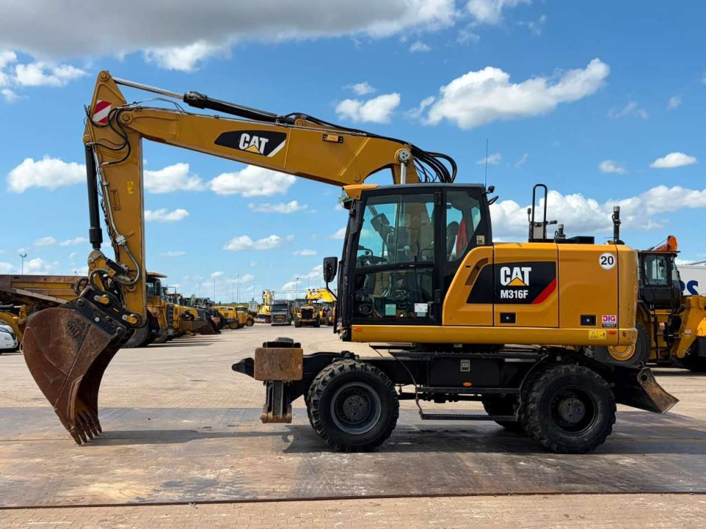 Caterpillar M316F Mobile excavator Foto 1