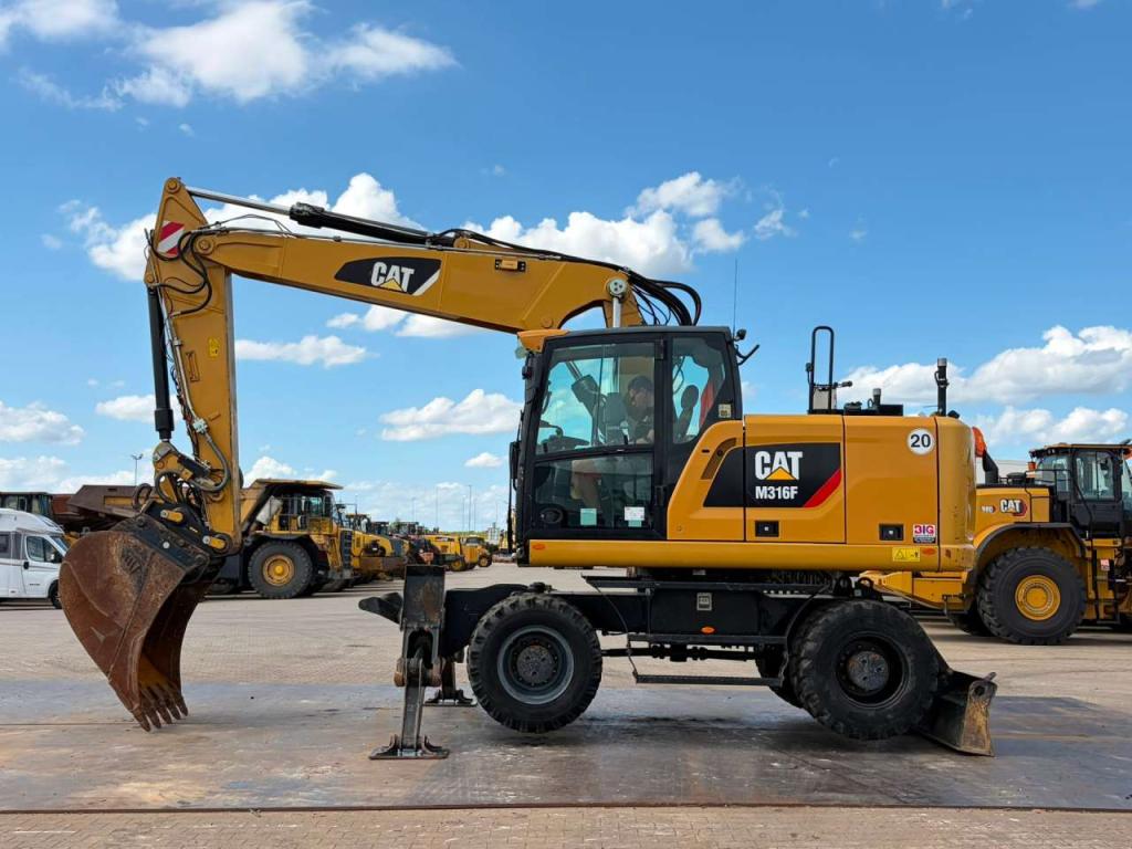 Caterpillar M316F Mobile excavator Foto 2