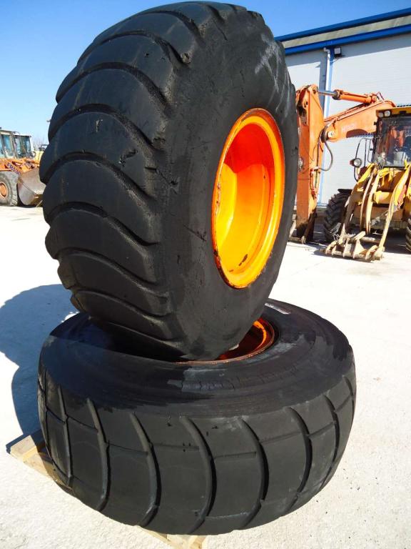 Neumático con llantas para Fiat Hitachi W130 Foto 1