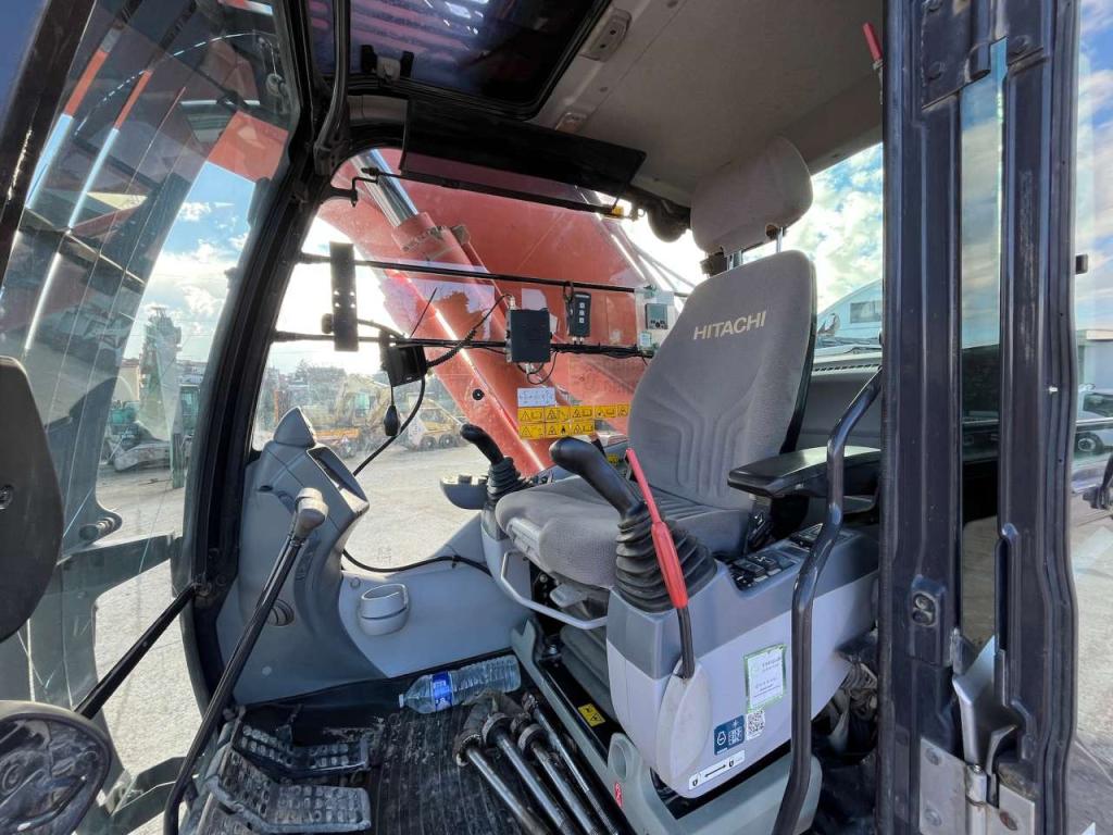 Hitachi ZX300LCN-6 Foto 6