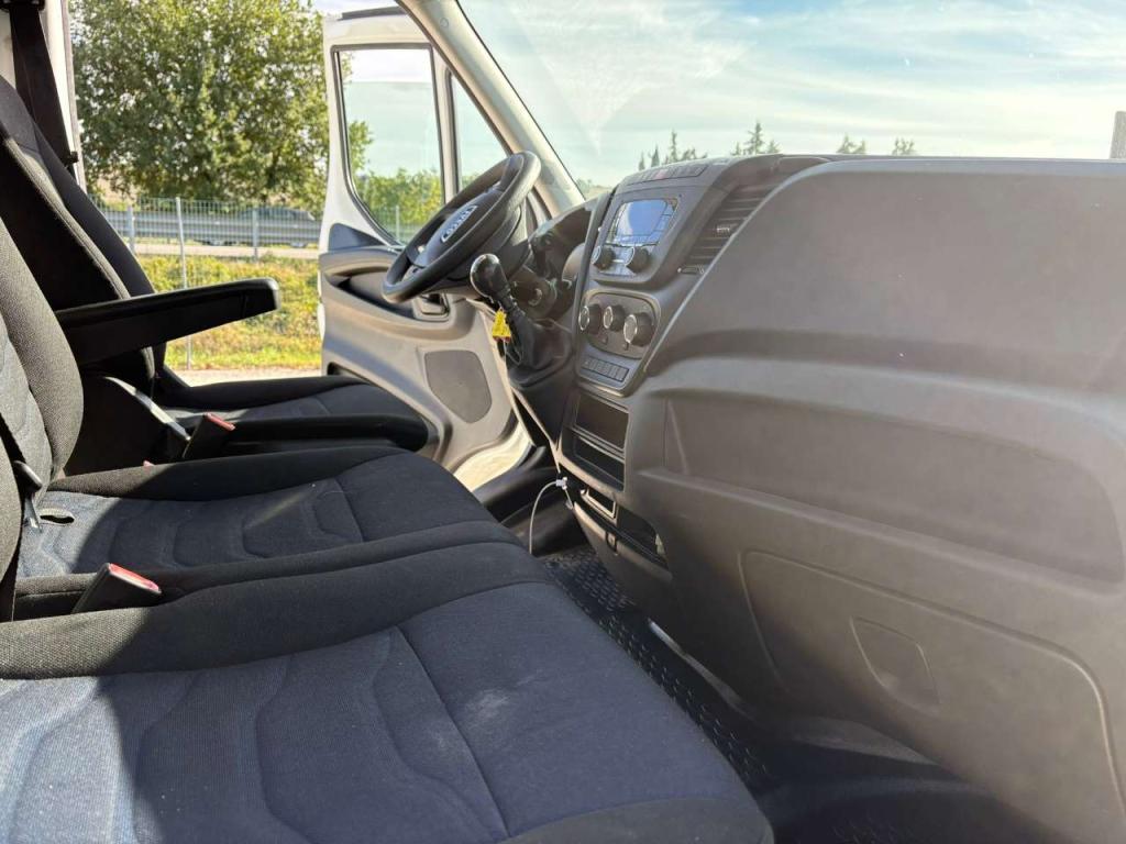 Iveco DAILY 35C14 furgonato con sponda EURO 6 Foto 6