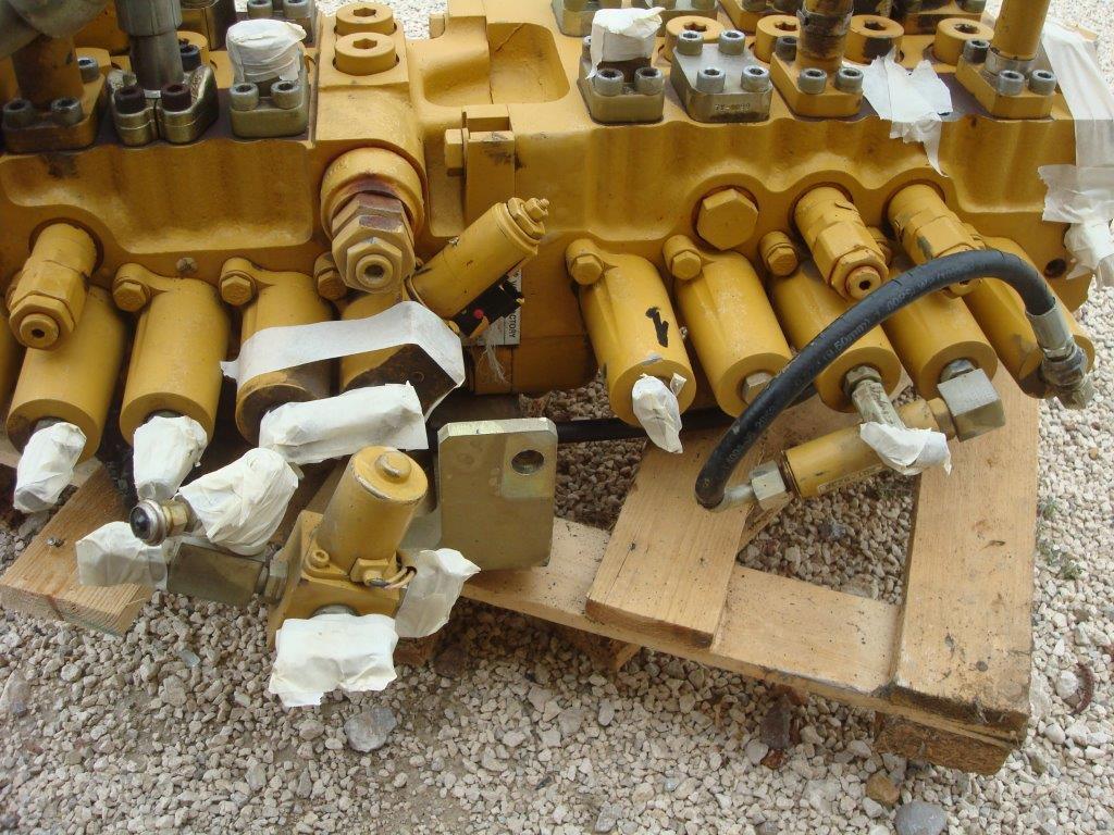 Distribuidor hidraulico para Caterpillar 325C Foto 2