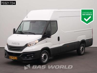 Iveco Daily 35S18 3.0L L2H2 180PK Navi Airco Cruise Camera 3,5t Trekgewicht Euro6 L2 A/C Cruise control vendida por BAS World B.V.