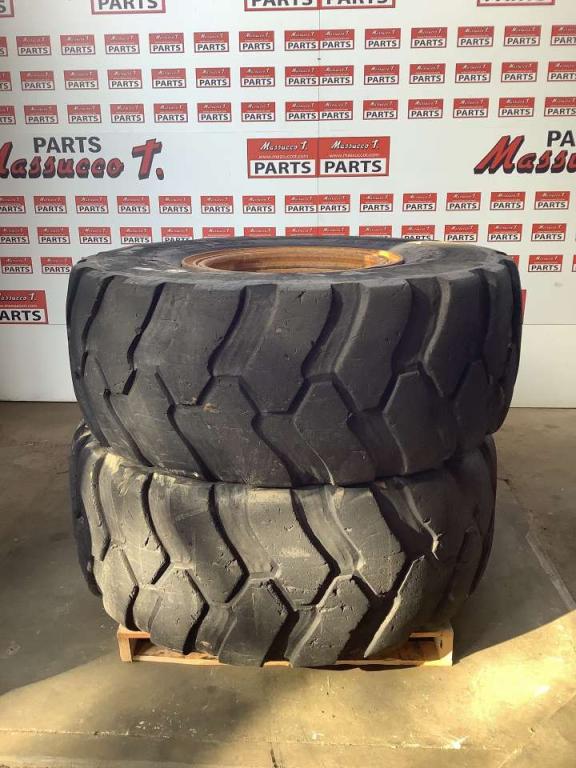 Neumático con llantas para Caterpillar 924G Foto 2