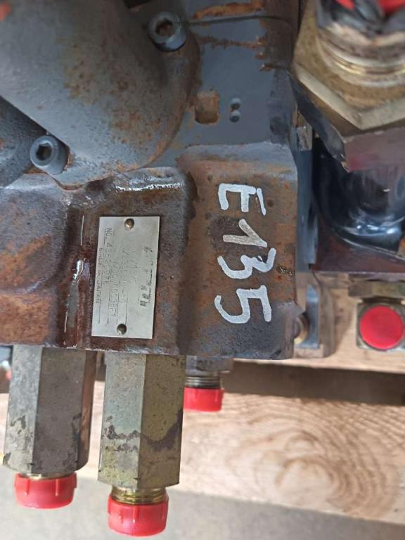 Distribuidor hidraulico para Fiat Kobelco E 135 Foto 3