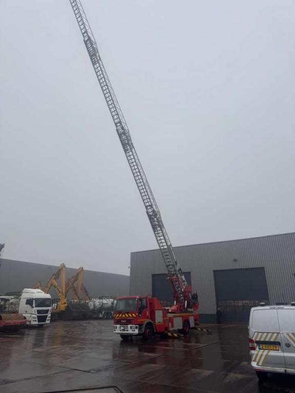 Iveco 130E23 4x2 Firetruck Foto 2