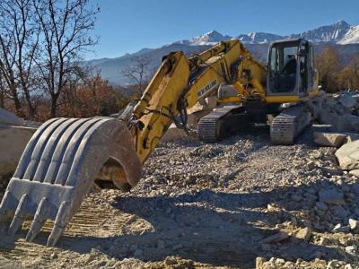 New Holland E305B Foto 1
