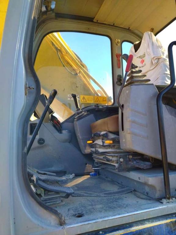 New Holland E305B Foto 4