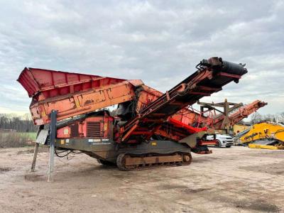 Terex Finlay 883 - Deutz Engine / 2 Side Conveyor vendida por Boss Machinery