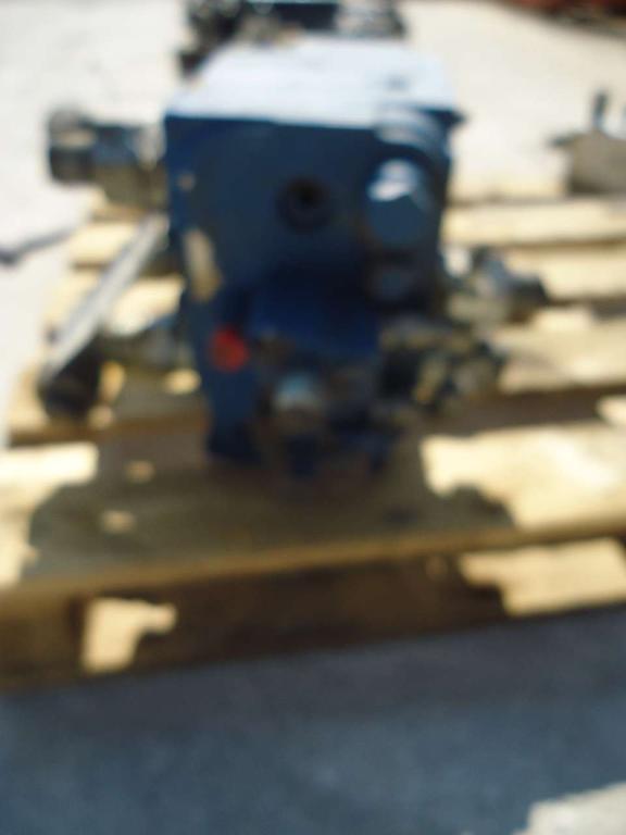 Distribuidor hidraulico para New Holland W270B Foto 2