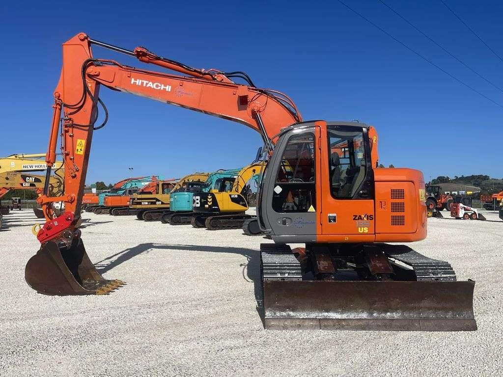 Hitachi ZX135 US Foto 2
