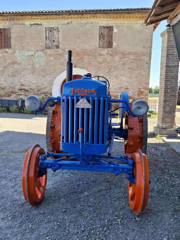 Fordson Tractor de campo abierto Foto 2