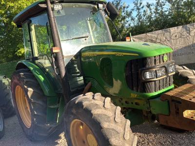 John Deere 5820 vendida por Moscadelli Macchine Agricole