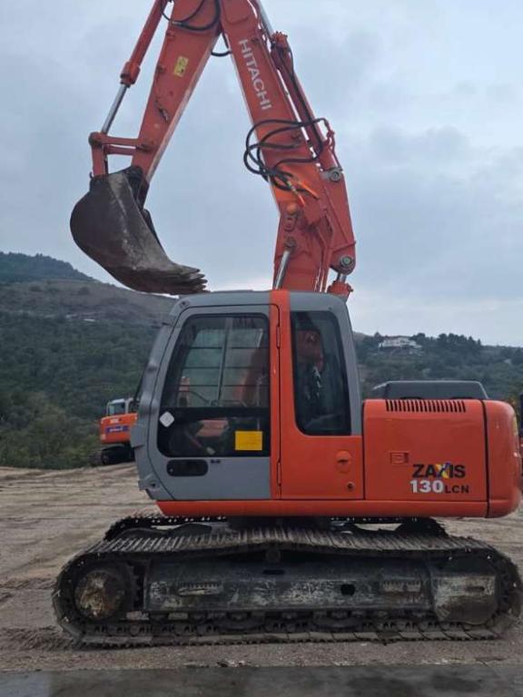 Hitachi ZX130 Foto 1