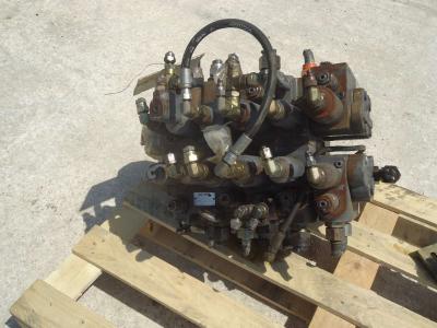 Distribuidor hidraulico para Fiat Kobelco E235 vendida por OLM 90 Srl