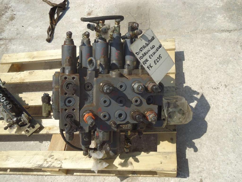 Distribuidor hidraulico para Fiat Kobelco E235 Foto 3