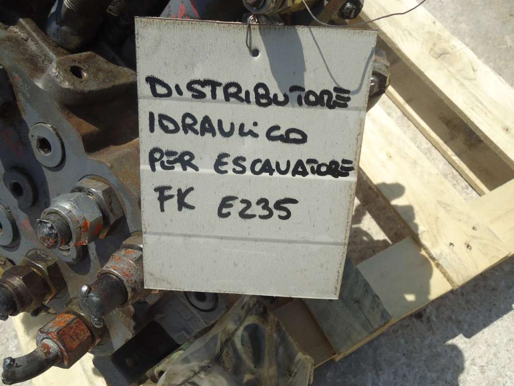 Distribuidor hidraulico para Fiat Kobelco E235 Foto 5