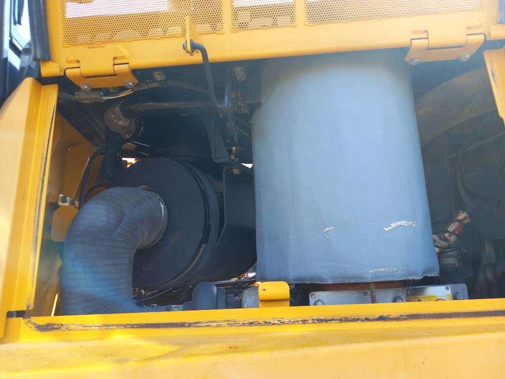 Komatsu D155A-6R (4pcs available for sale in Abu Dhabi) Foto 21