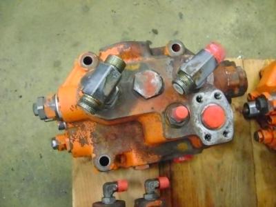 Distribuidor hidraulico para Fiat Hitachi W 270 vendida por PRV Ricambi Srl