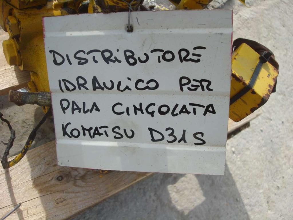 Distribuidor hidraulico para Komatsu D31S Foto 2