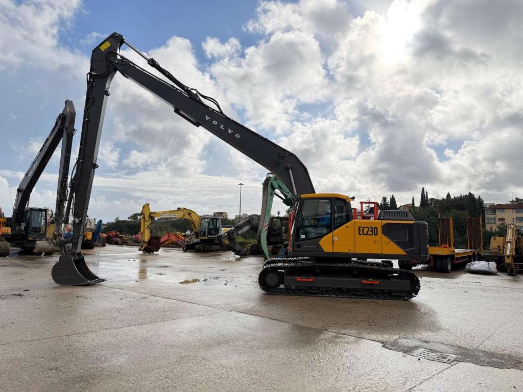 Volvo EC230F-LR Foto 1