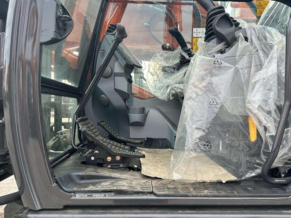 Hitachi ZX225USLC-7 Foto 15
