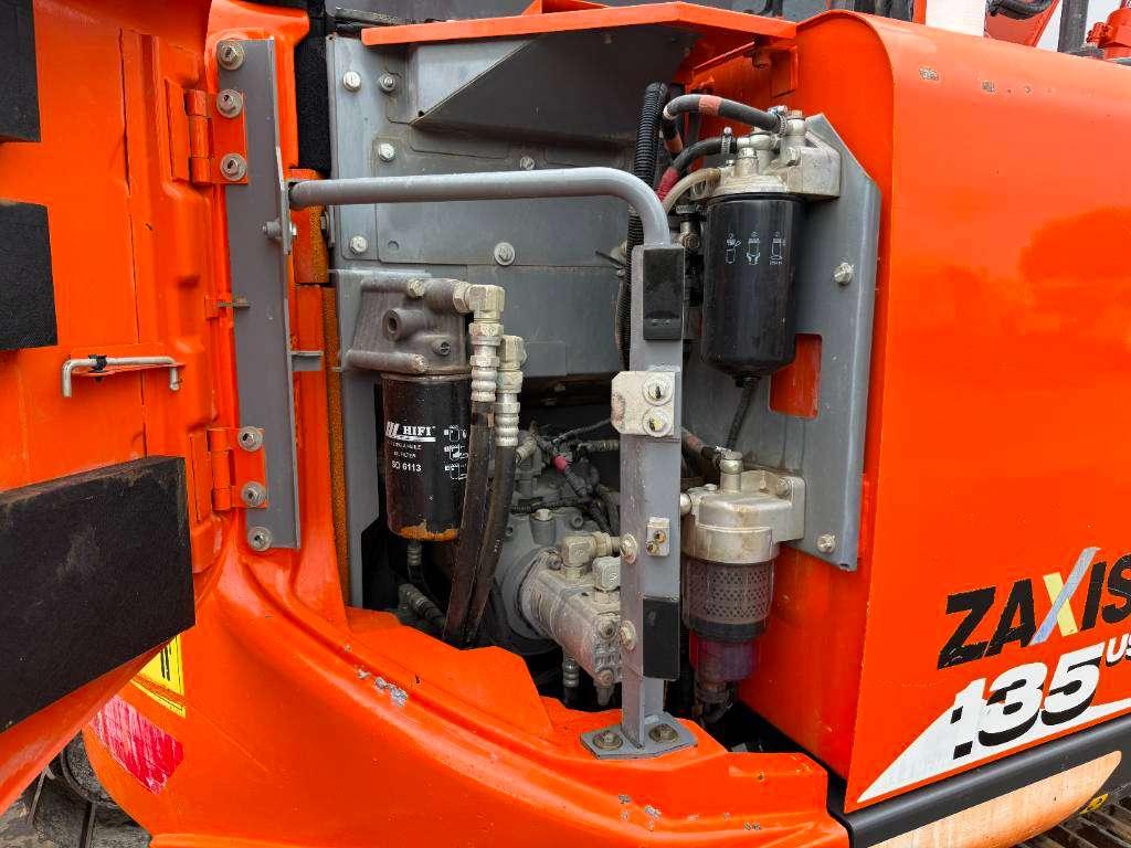 Hitachi ZX135US-6 - Quick Coupler / Hammer Lines Foto 27