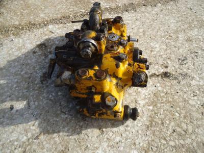 Distribuidor hidraulico para Caterpillar 920 vendida por OLM 90 Srl