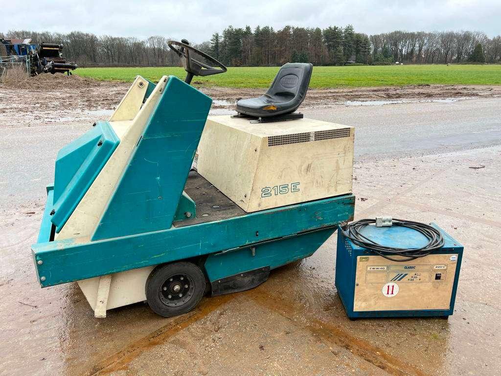 Tennant 215E Sweeper - Good Working Condition Foto 1