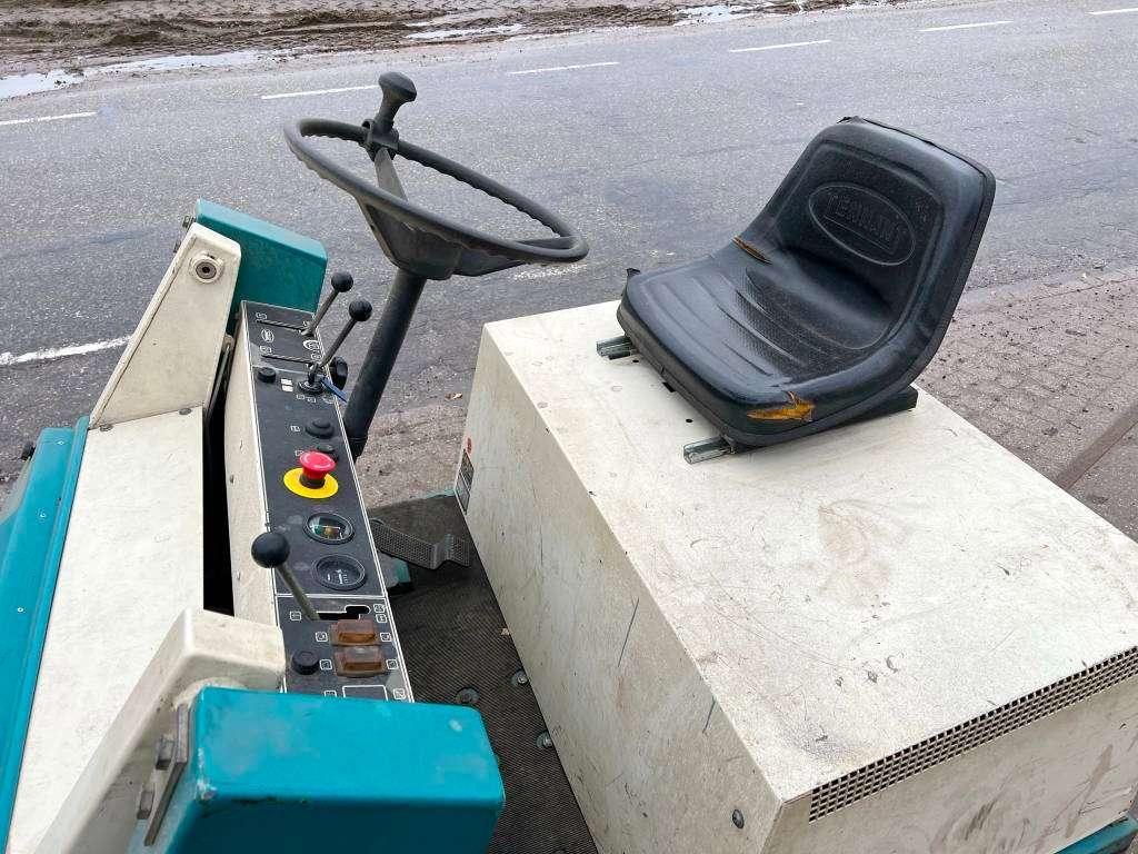 Tennant 215E Sweeper - Good Working Condition Foto 7