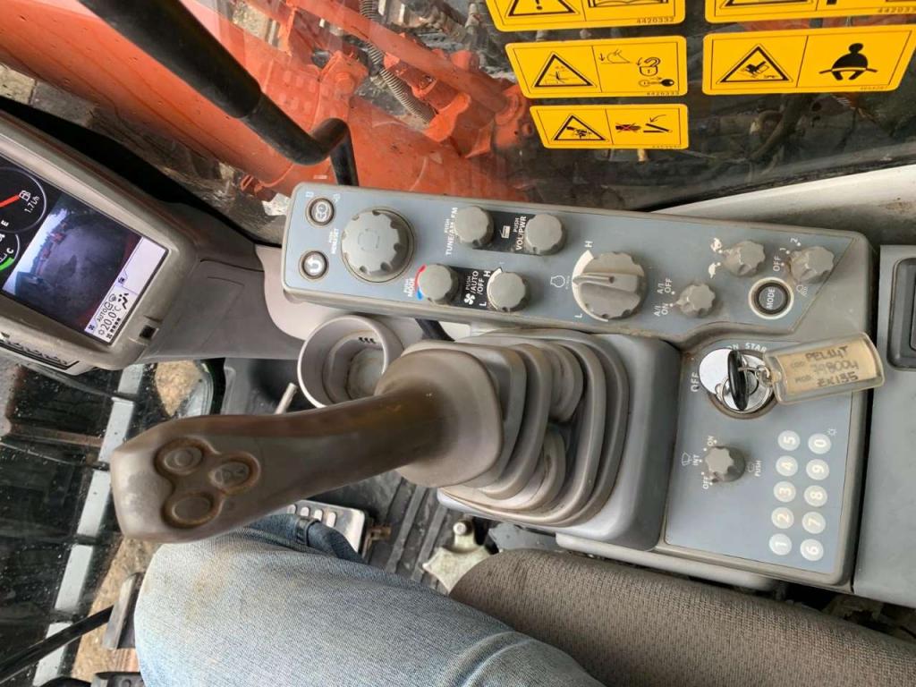 Hitachi ZX135 US-5B Foto 7