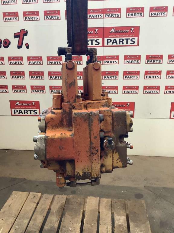 Distribuidor hidraulico para Fiat Hitachi FH200E Foto 4