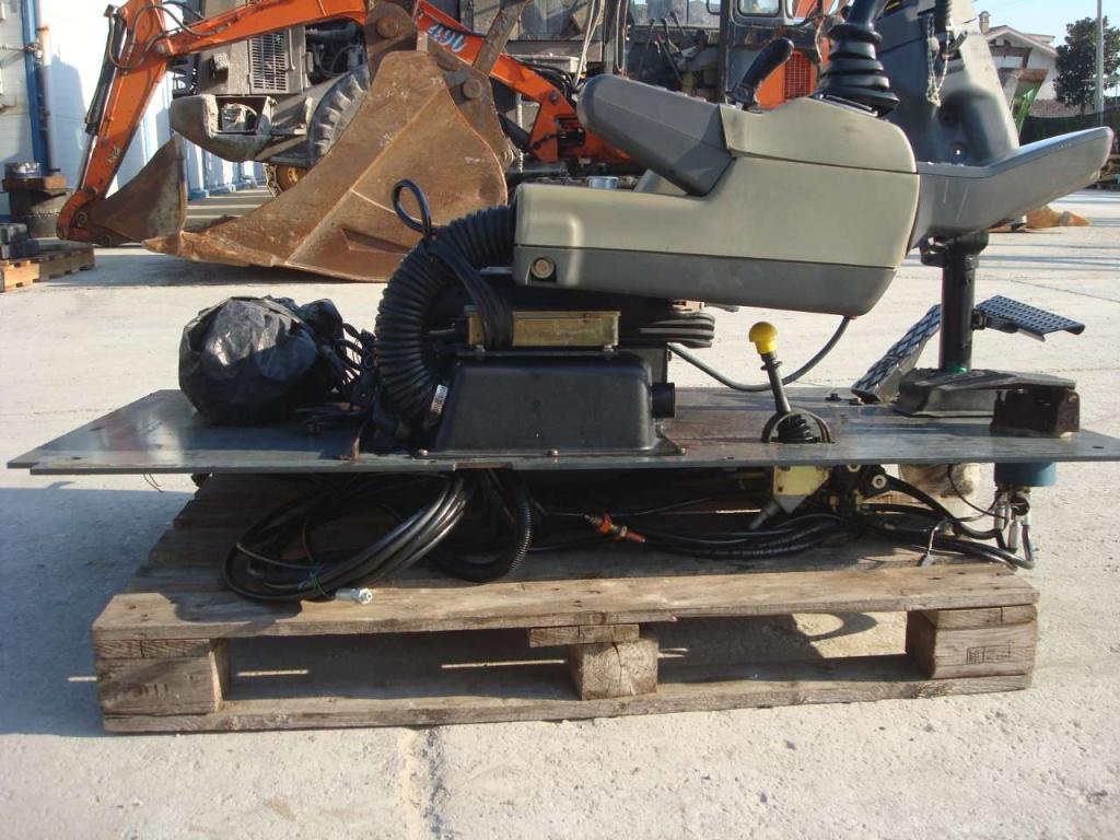 Subcabina con servomandos para Fiat Hitachi 150W3 Foto 4