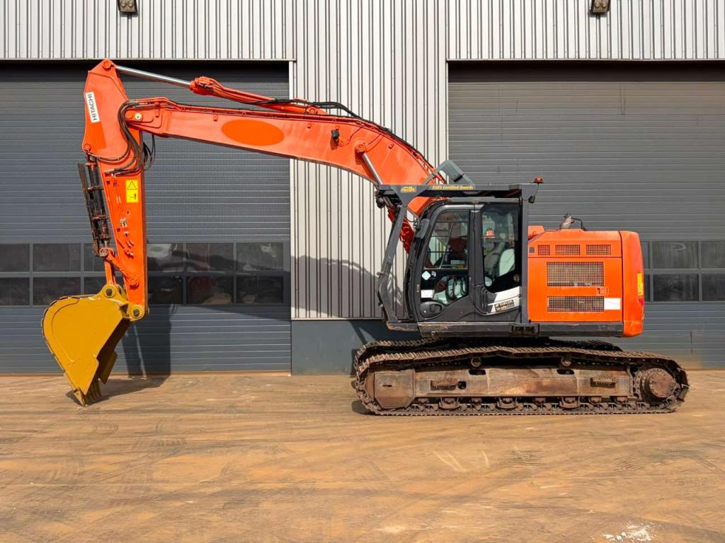 Hitachi ZX225US5LC Foto 1