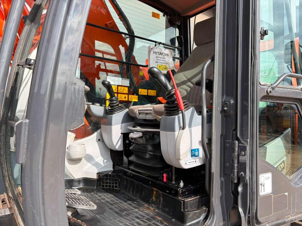 Hitachi ZX225US5LC Foto 19