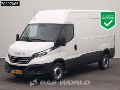 Iveco Daily 35S18 3.0L Automaat 180PK 3,5t Trekhaak L2H2 LED Navi Airco Cruise Camera Euro6 L2 A/C Towbar vendida por BAS World B.V.
