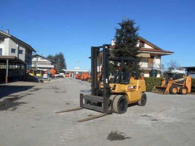 Caterpillar DP40KL vendida por Massucco T. Srl