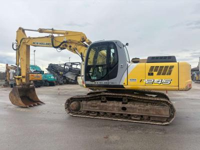 New Holland E245 vendida por BESSEGA SAS di Bessega & C.