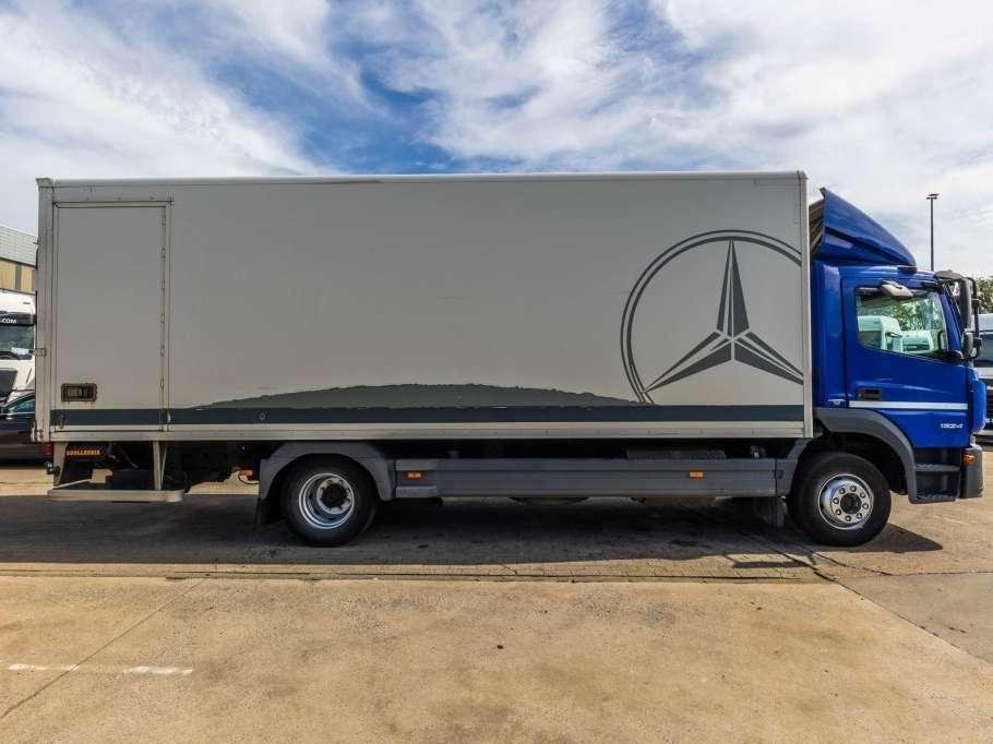 Mercedes-Benz ATEGO 1524 L + DHOLLANDIA 2T. Foto 3