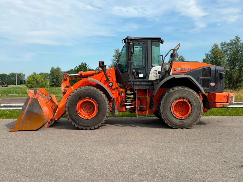 Hitachi ZW220-5B Foto 1