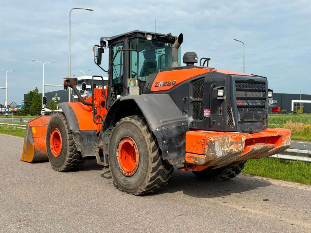 Hitachi ZW220-5B Foto 3