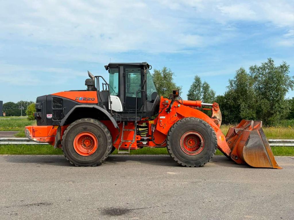 Hitachi ZW220-5B Foto 6