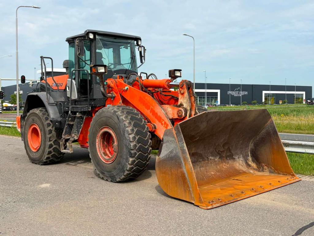 Hitachi ZW220-5B Foto 7