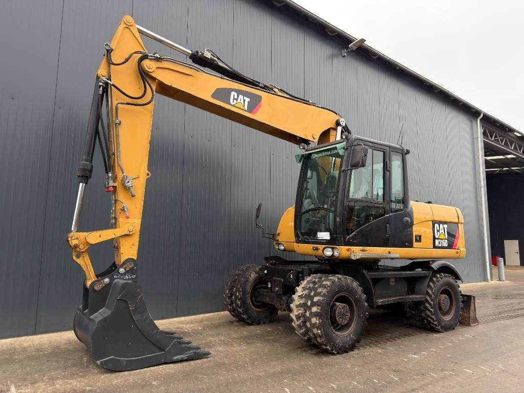Caterpillar M316D Foto 1