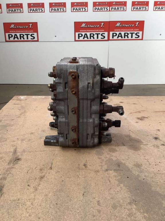 Distribuidor hidráulico principal para Hitachi ZX160LC Foto 2
