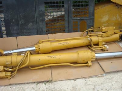 Cilndro de levantamiento para Caterpillar 325C vendida por OLM 90 Srl