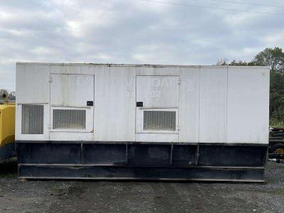 Caterpillar C 18 - 700 vendida por Machinery Resale