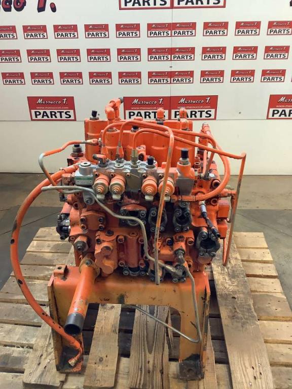 Distribuidor hidraulico para Hitachi EX215 Foto 2